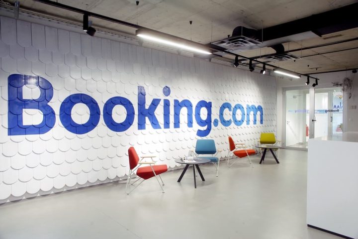 Booking.com через видео уволил 2,7 тыс. сотрудников