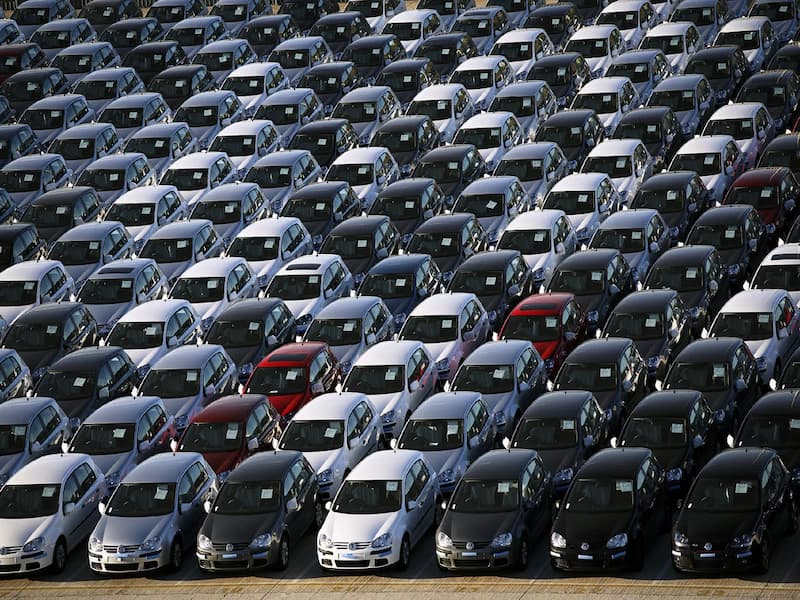 Продажи легковых автомобилей в России сократились
